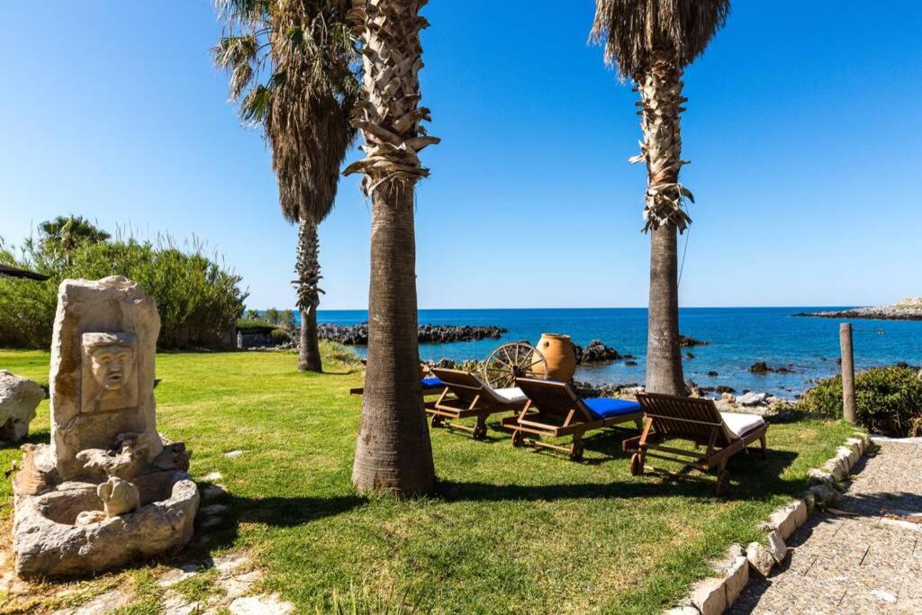 B&B Petres - Villa Proto Helidoni - A cozy beachfront Villa - Bed and Breakfast Petres