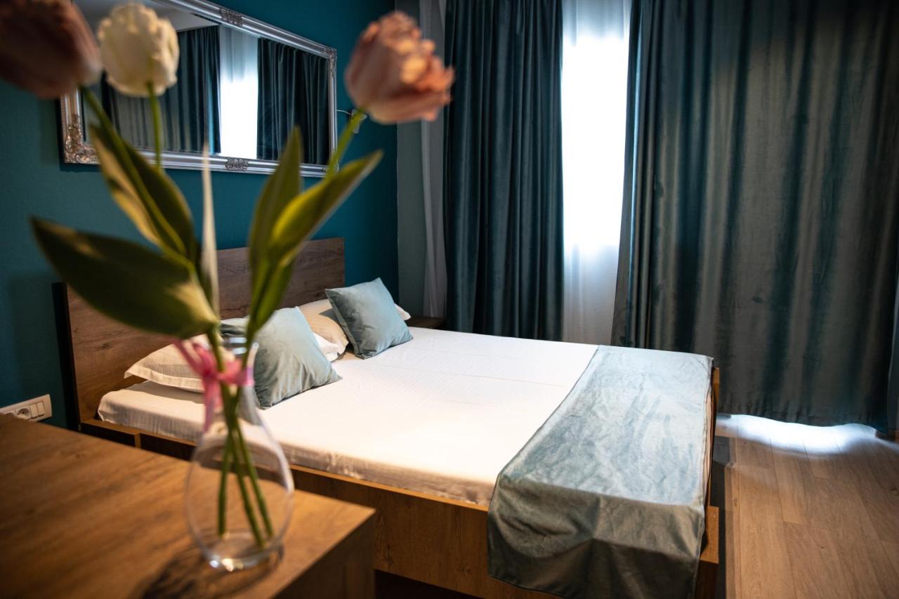 Camera Matrimoniale con Balcone e Vista Mare