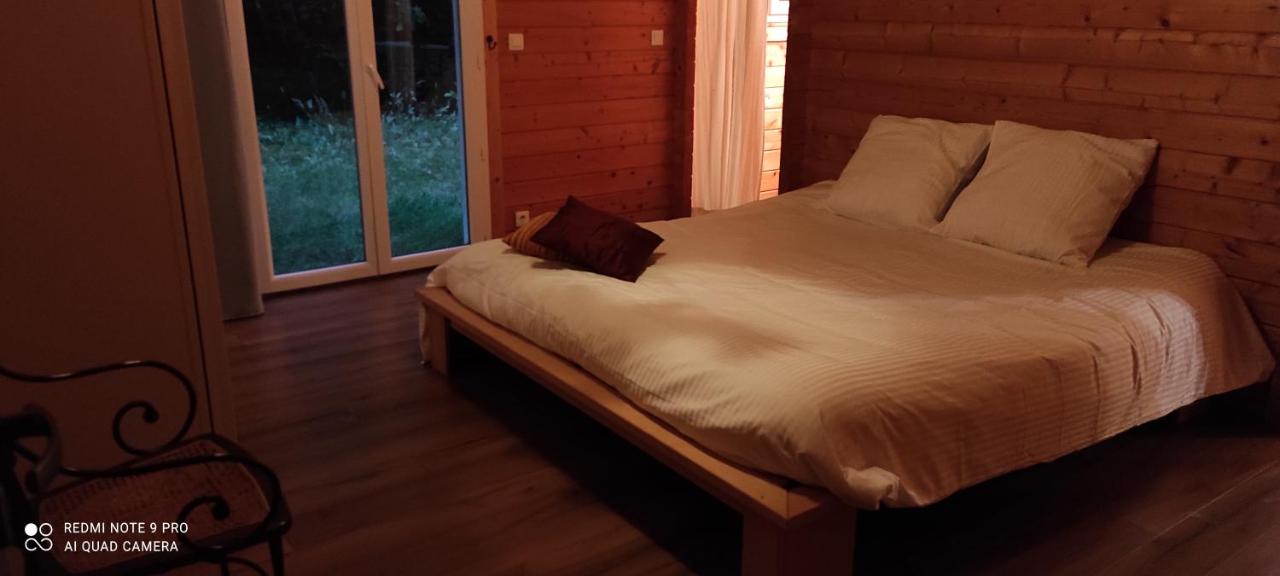 Zimmer mit Queensize-Bett und Gartenblick