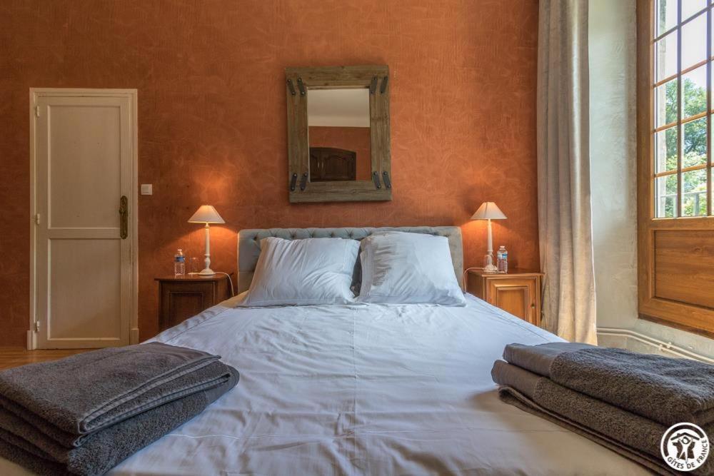 Zimmer mit Queensize-Bett und Gartenblick