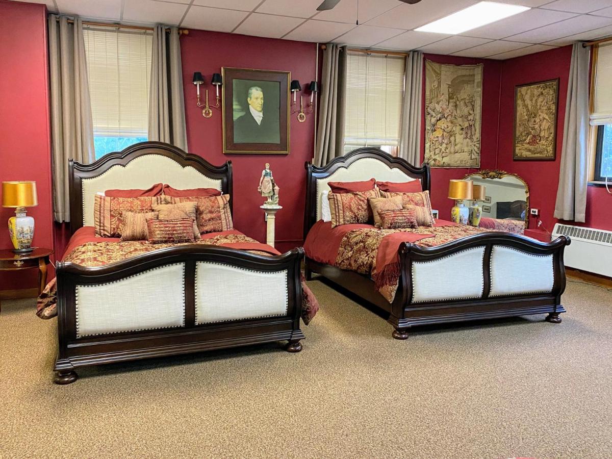 Deluxe Double Room (2 Adults + 1 Child)