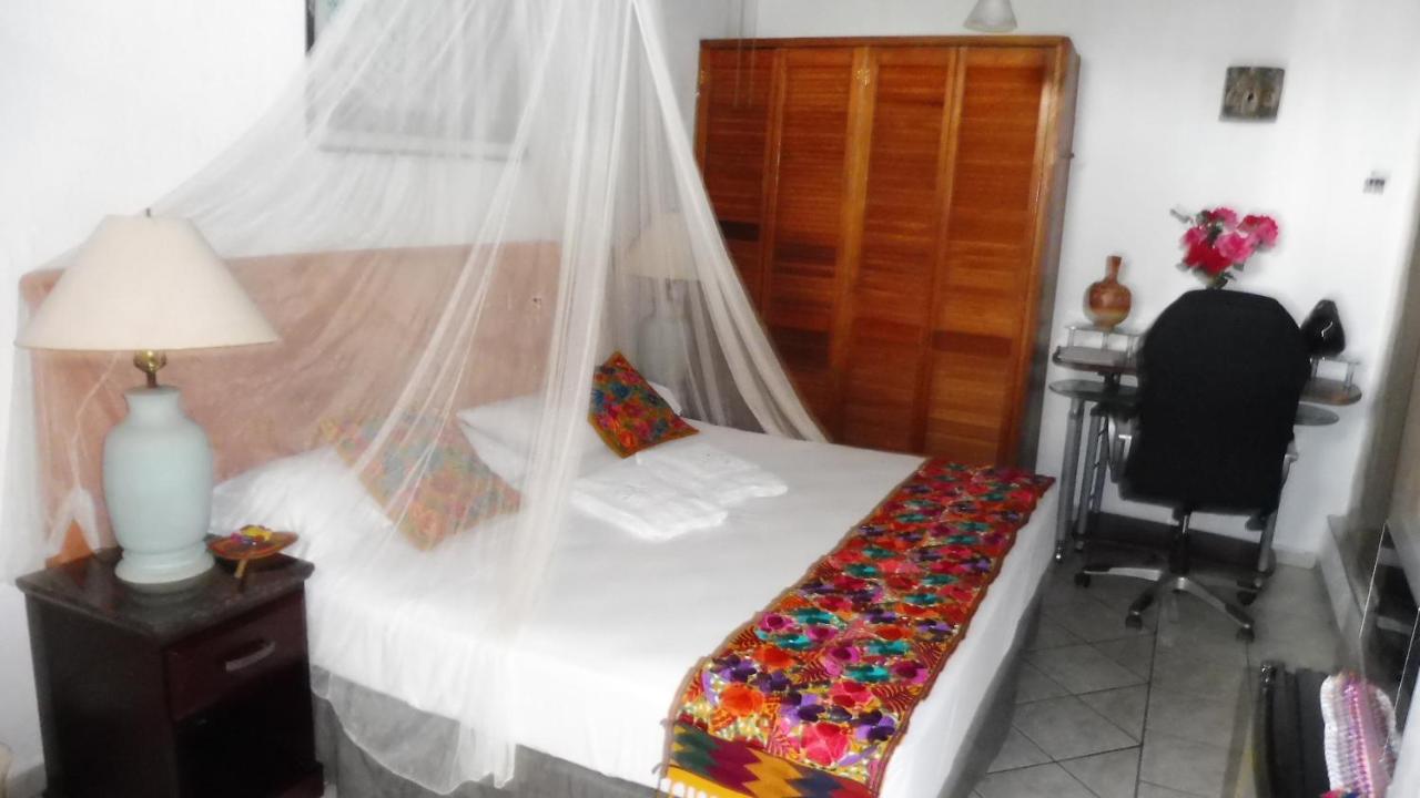 Habitación con cama extragrande.