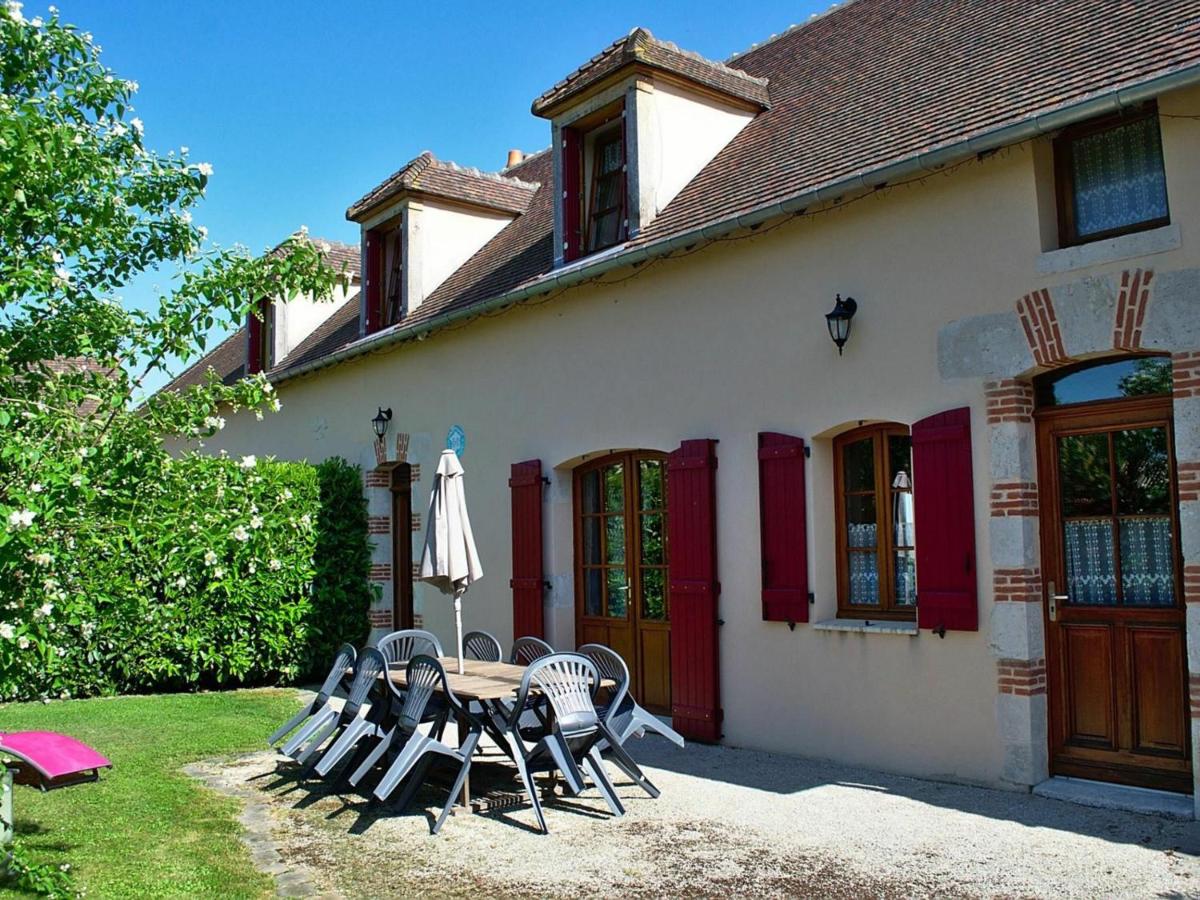 B&B Lorcy - Gîte Lorcy, 3 pièces, 5 personnes - FR-1-590-58 - Bed and Breakfast Lorcy