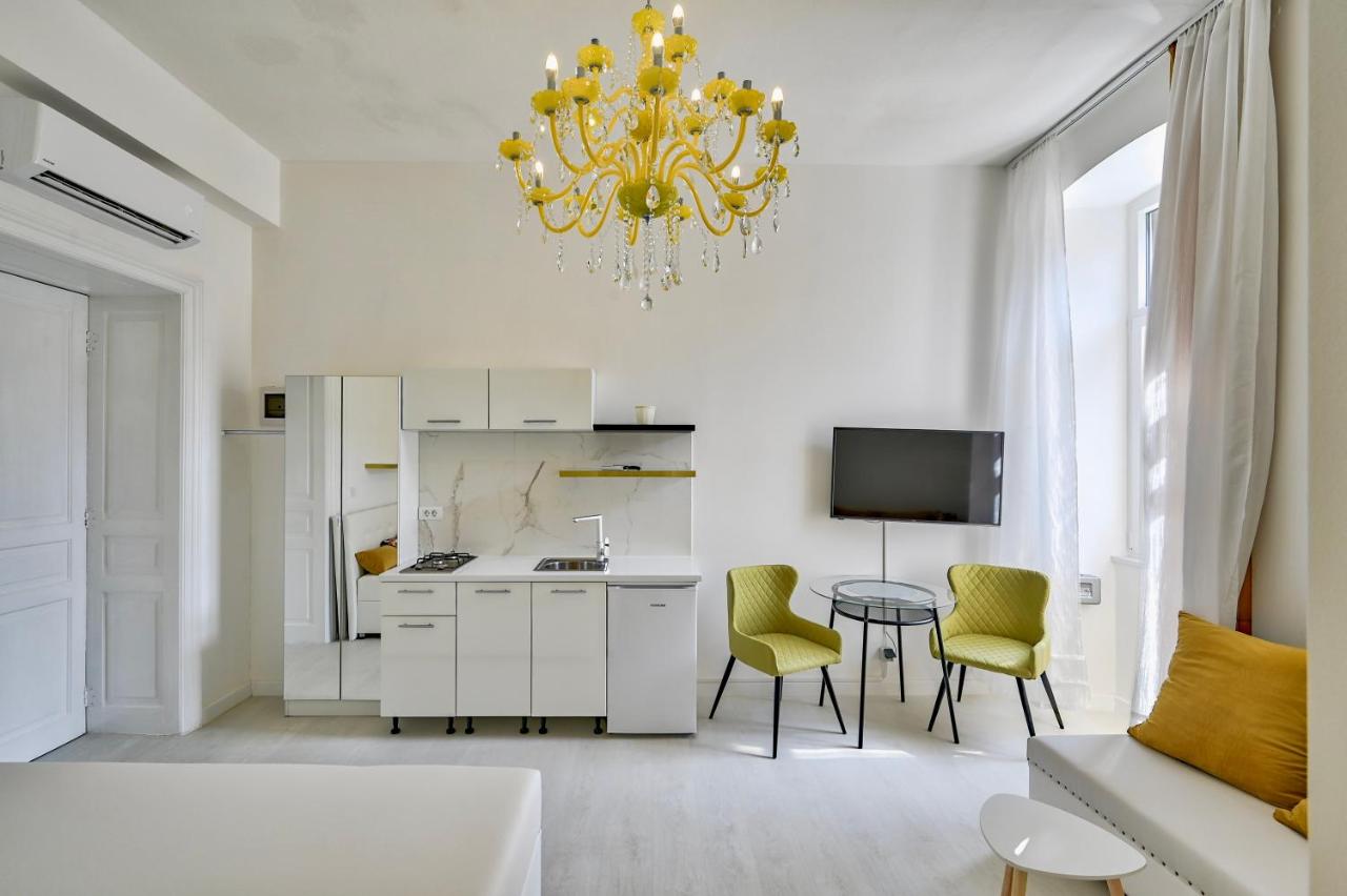 Collins Amethyst Center with FREE parking - Ferienwohnung Pula