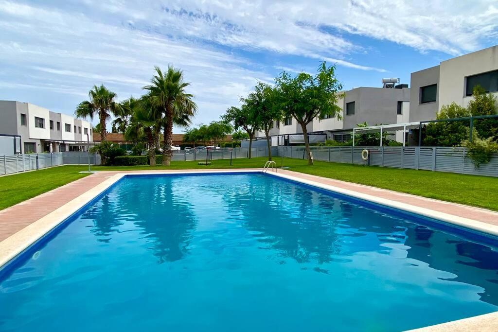 Chalet moderno con piscina en Mont - roige Bahia - B&B
