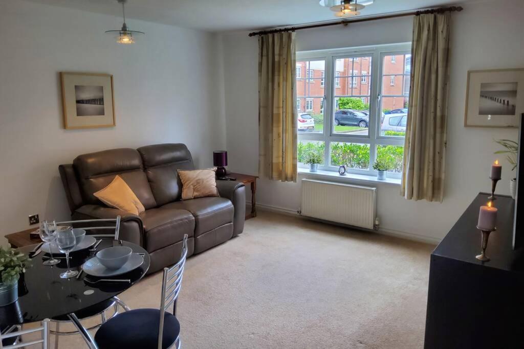 B&B Warwick - Stylish 2 bed 2 bathroom apartment for up to 5 - Bed and Breakfast Warwick