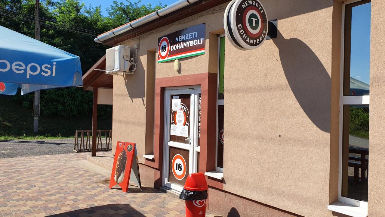 Kék Lagúna Panzió - B&B Dombrád