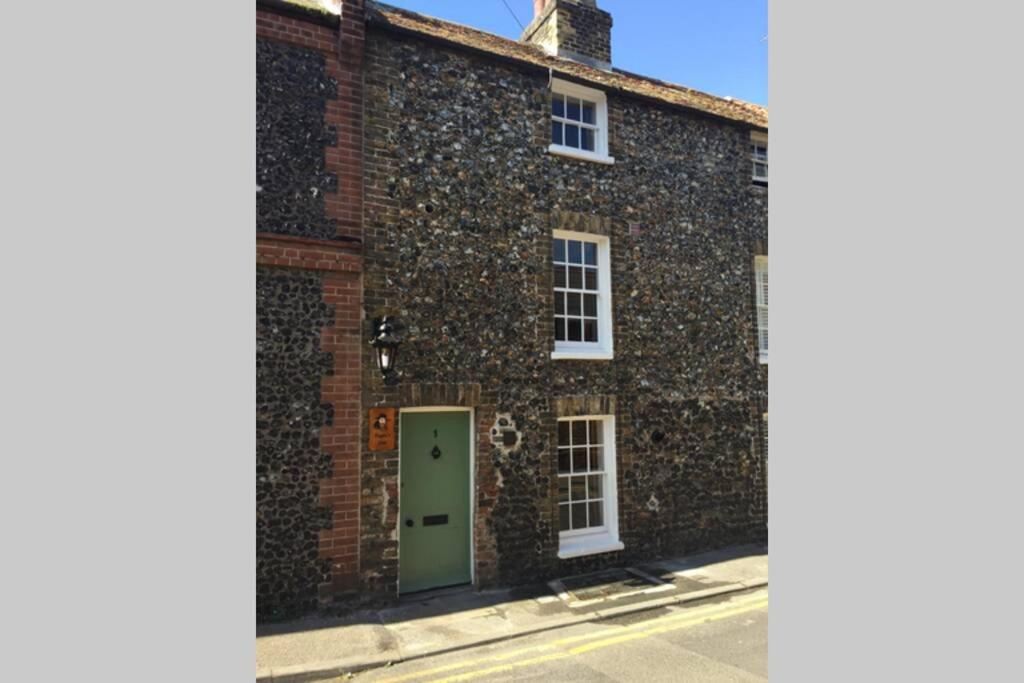 Fagin's Den in Broadstairs - Exclusive unmissable deals! Book now before it's too late! - Chambres d'hôtes Broadstairs