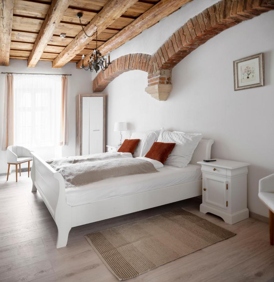 Dreibettzimmer mit Gartenblick