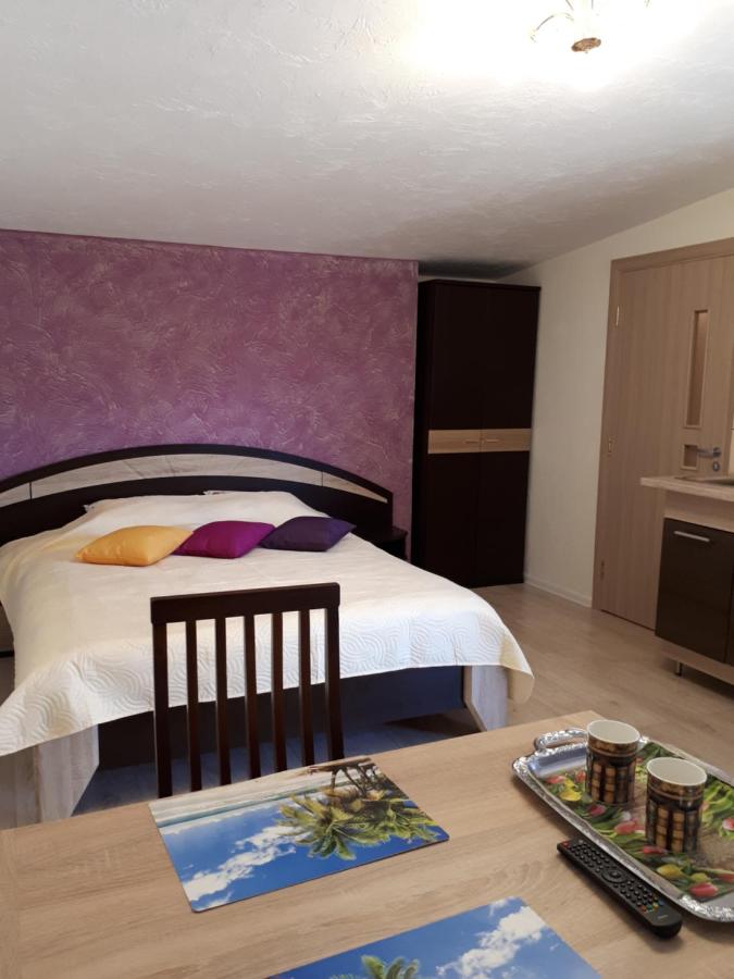 Zimmer mit Queensize-Bett und Gartenblick