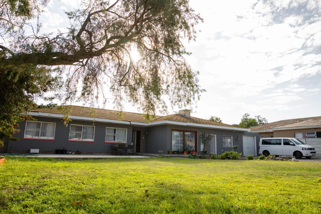 Lyronne Guest house, Shuttle and Tours - B&B