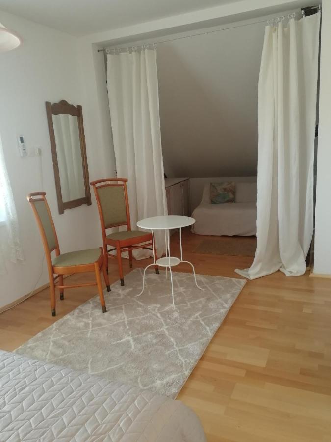 Kamer met Queensize Bed en Balkon