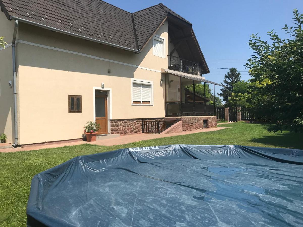 Márta Apartman - B&B