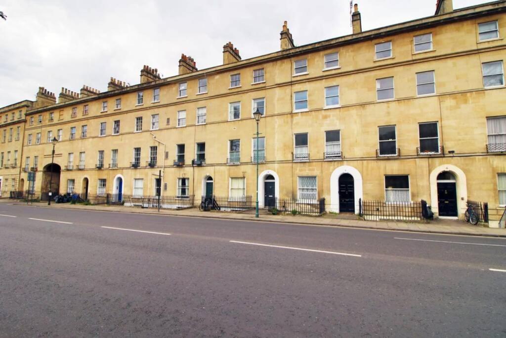 Spacious Georgian 3bedroom Apartment- 10 minute walk to the River Avon, Roman Baths and Bath Abbey - B&B