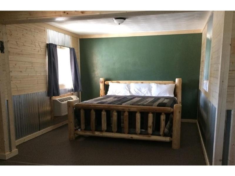 Big Horse Inn and Suites - B&B