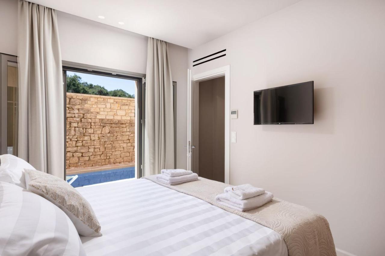 Queen Suite with Pool View