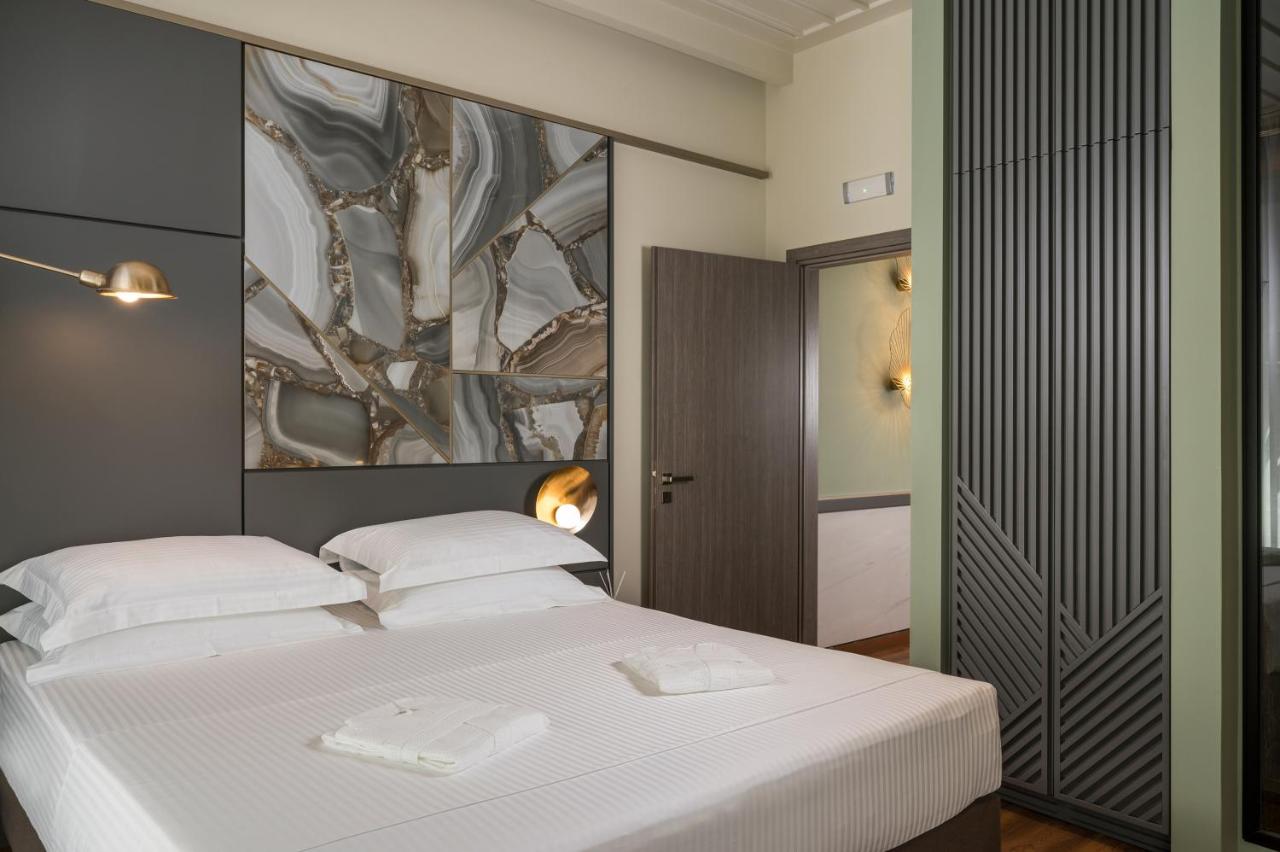 Suite con cama grande y balcón