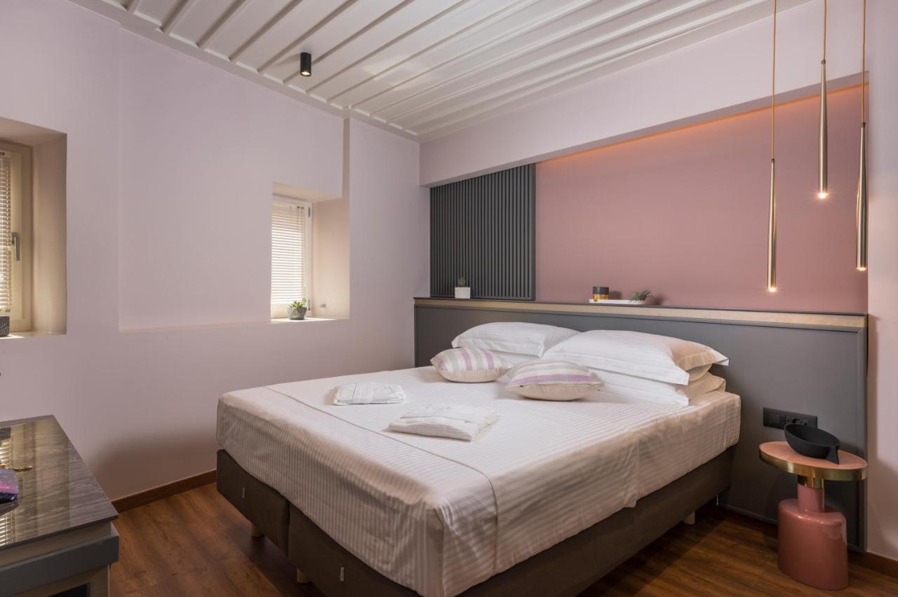 Suite con cama grande y balcón