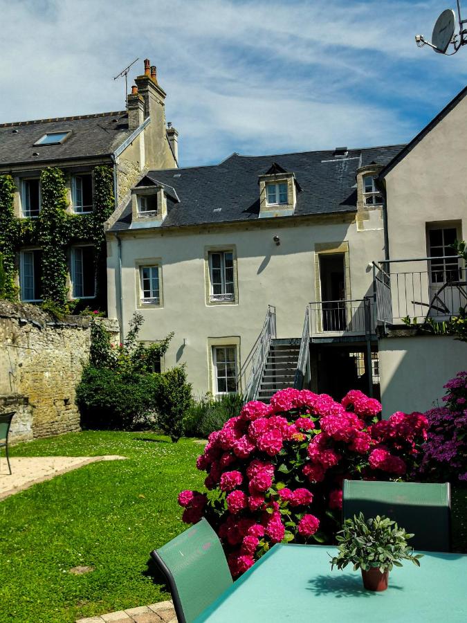 Apt duplex ou plain pied tout confort plein centre ville Bayeux proche commerces, restaurants, avec terrasse privative ou jardin commun aménagé clos, parking gratuit à proximité, proche plages du débarquement - Chambres d'hôtes Bayeux