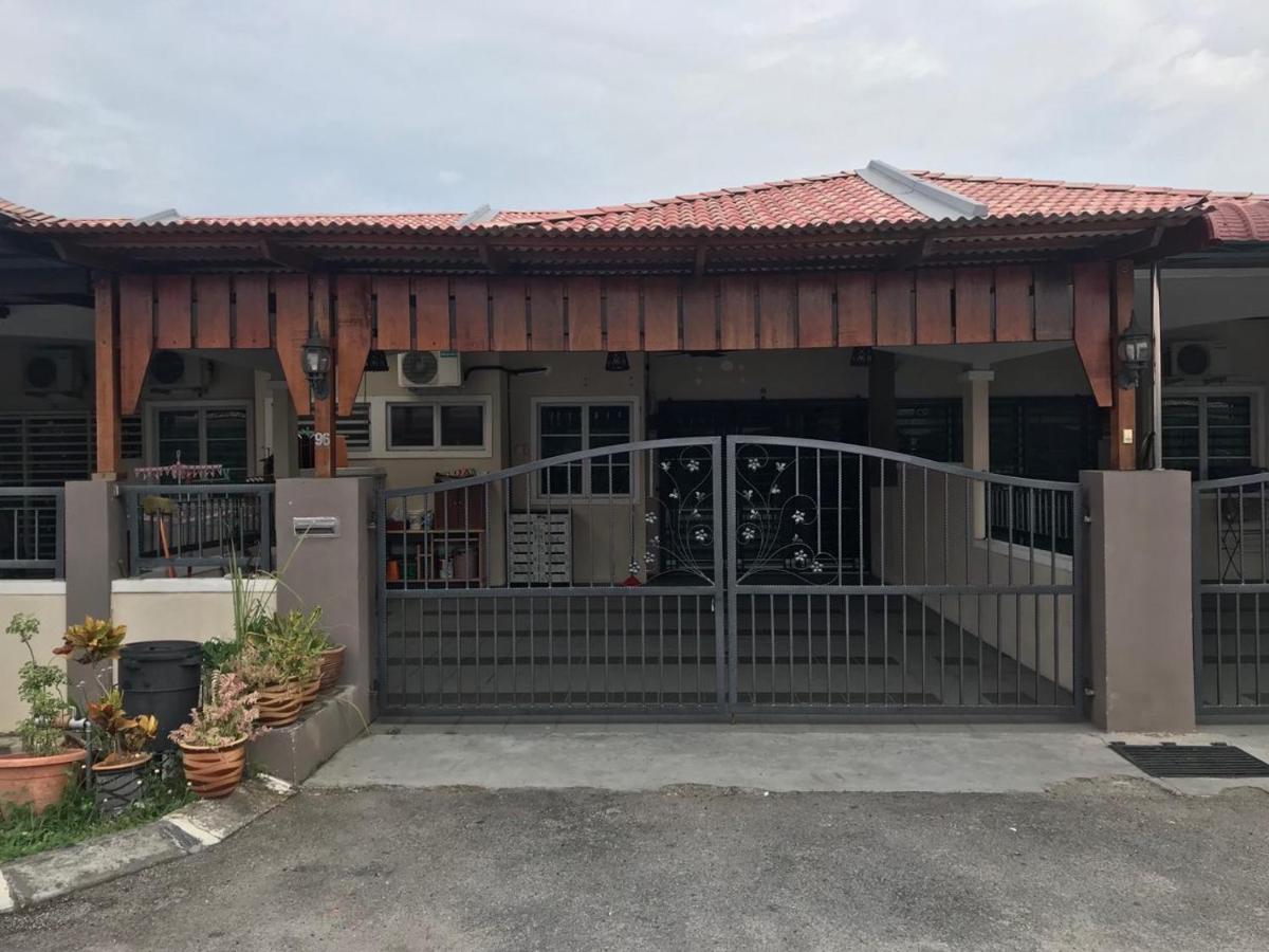 B&B Lumut - No 96 Nazirin Homestay Lumut - Bed and Breakfast Lumut