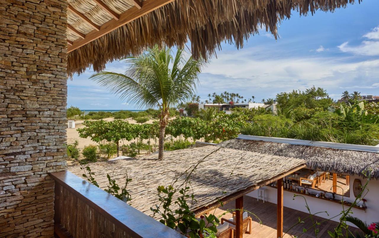 Suite Superior con balcón y vistas laterales al mar