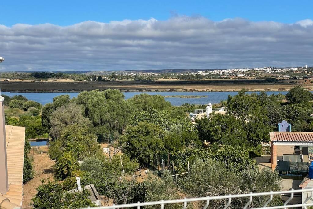 B&B Alvor - Spacious Villa. Large Rooftop. 4 Bedroom Sleeps 8 - Bed and Breakfast Alvor