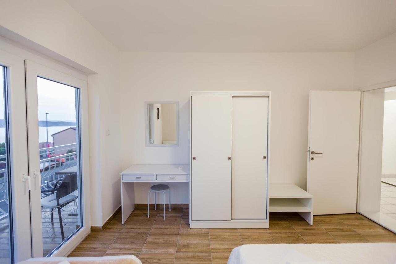 2 Bed Apartmani Sleeps 6 - Free Parking - B&B Cirquenizza