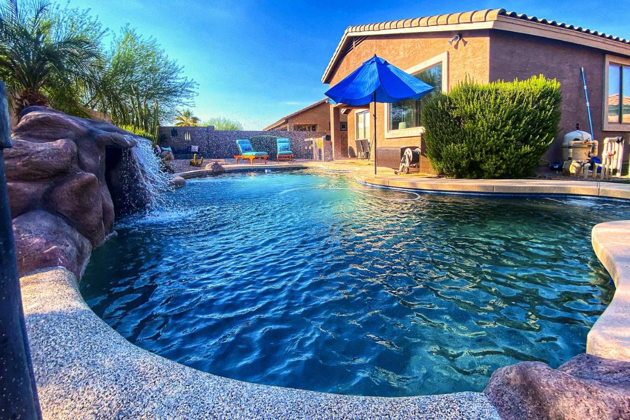 Fire Pit, Covered Patio Stylish Goodyear Refuge - B&B