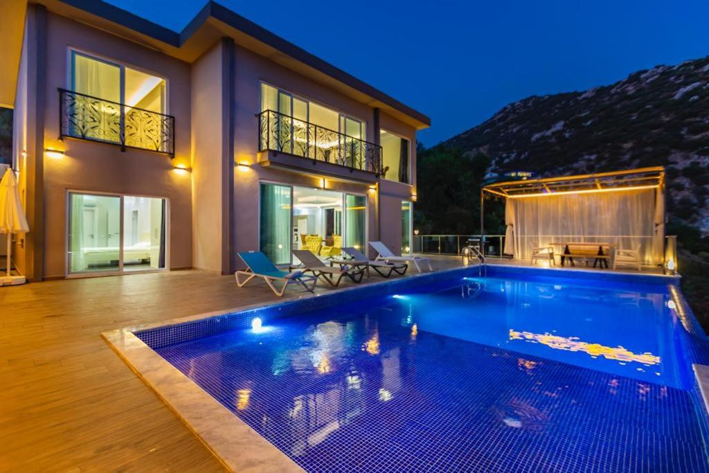 LA VILLA CELINE- XLarge villa complete privacy in nature, pool with wonderful view - B&B Kalkan