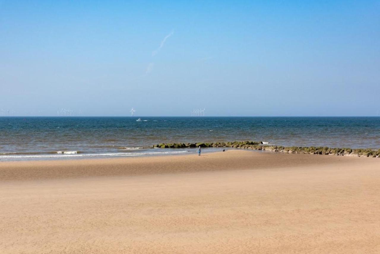 B&B Prestatyn - Beachcomber Seafront Pet Friendly Cottage - Bed and Breakfast Prestatyn