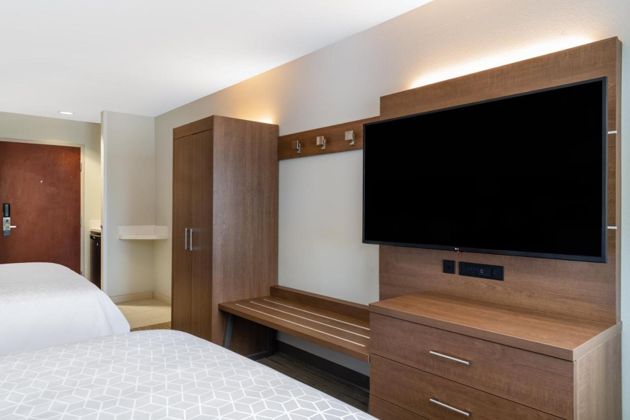 Queen Room with Two Queen Beds - Hearing Accessible/Non-Smoking