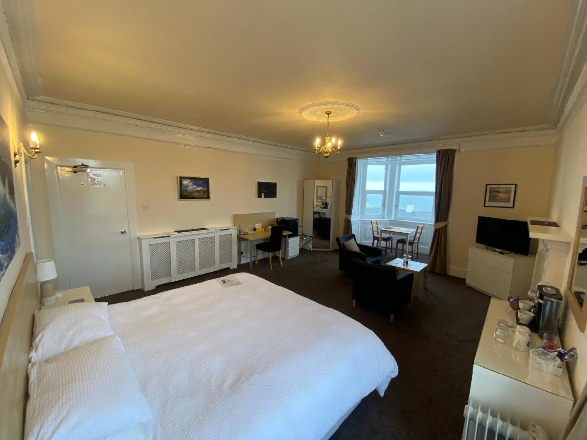 Zimmer mit Kingsize-Bett und Meerblick