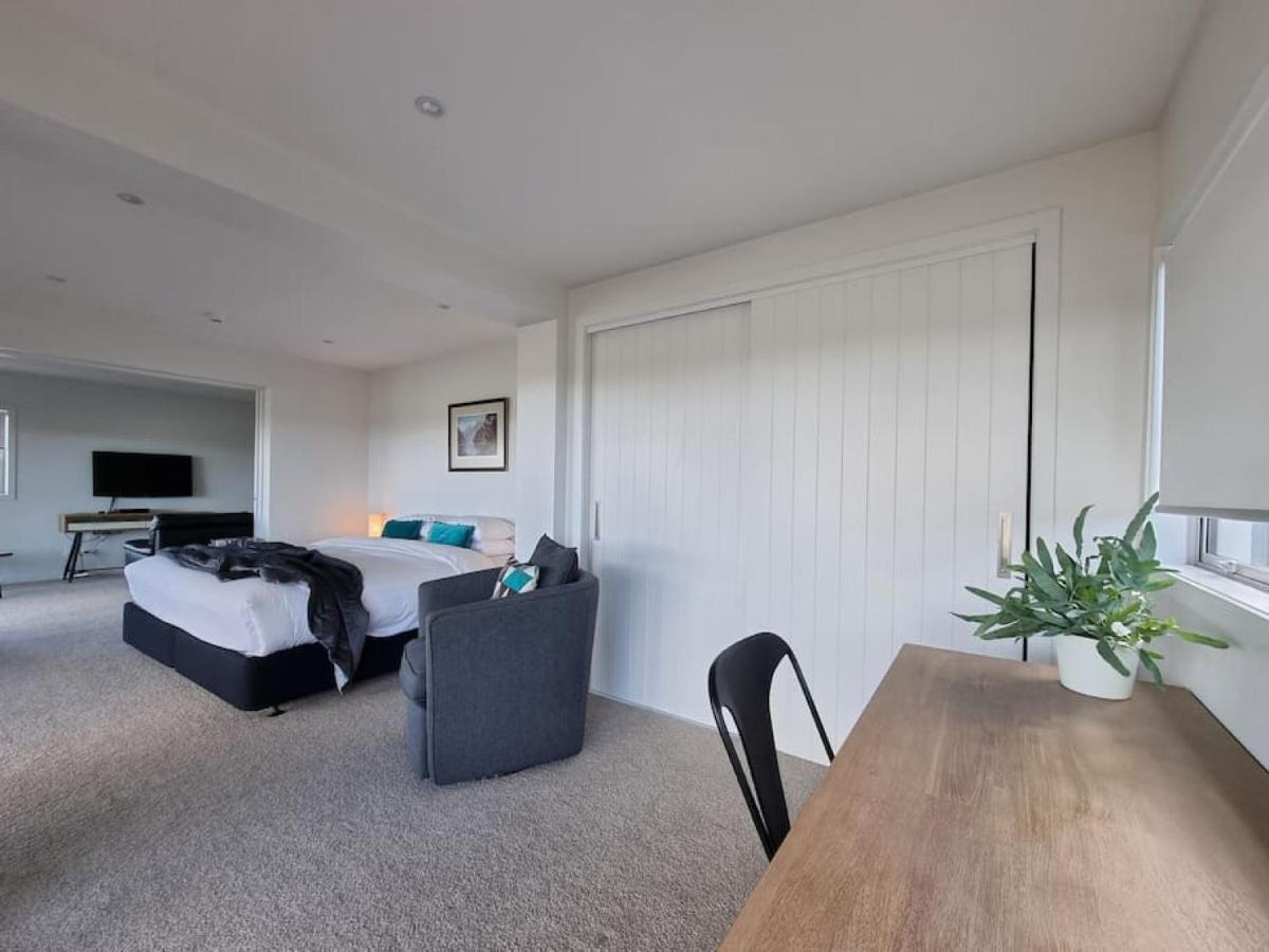 B&B Auckland - Fabulous Castor Bay 1 Bedroom With Views and SkyTV - Bed and Breakfast Auckland