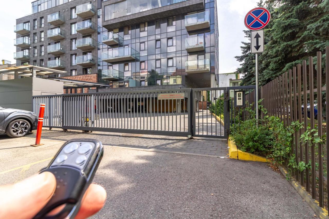cohost I Sunny Center Apt, Covered Parking, Balcony & Self Check-in - B&B