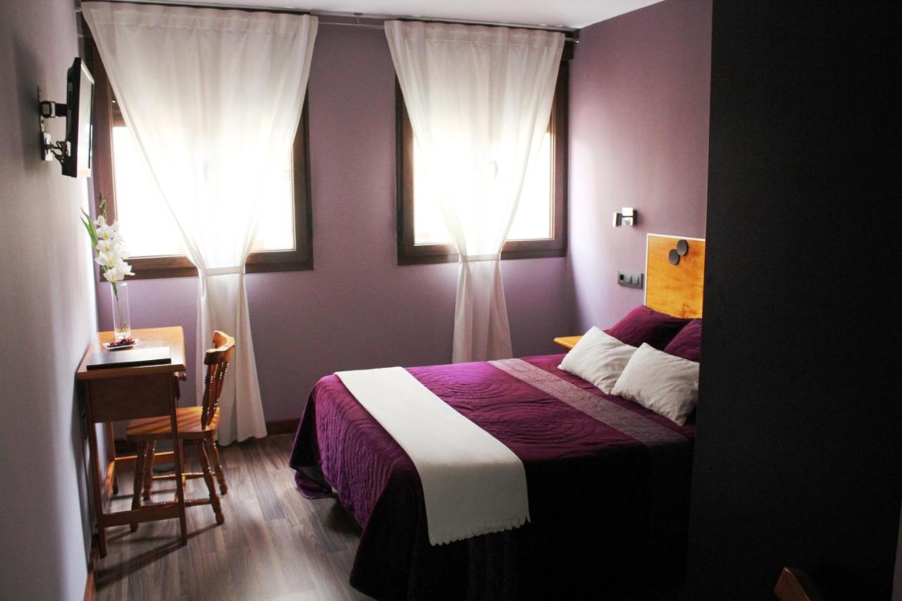 Doppel-/Zweibettzimmer mit Bad