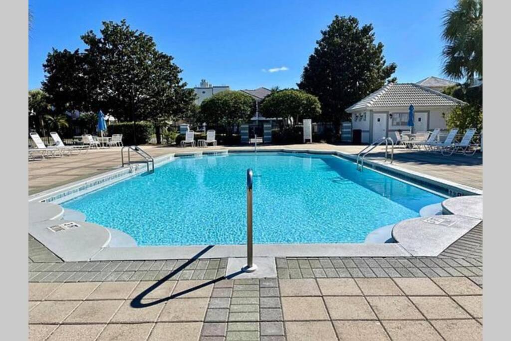 Beach Jewel 5bd-3 1/2 bath -5 min walk to Beach! - B&B Destin