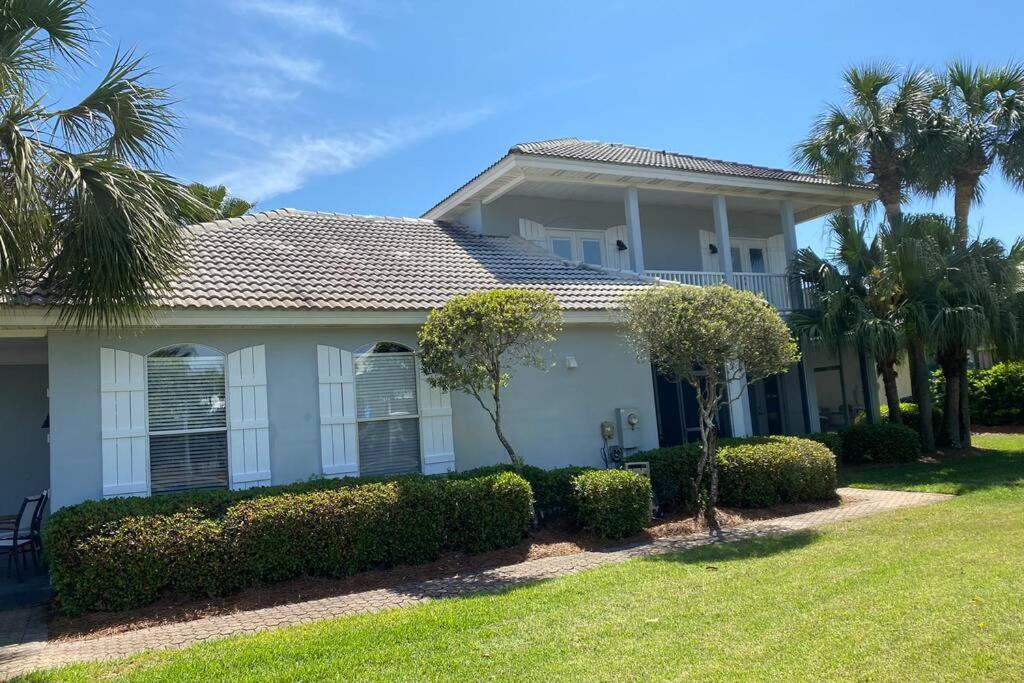 Beach Jewel 5bd-3 1/2 bath -5 min walk to Beach! - B&B Destin