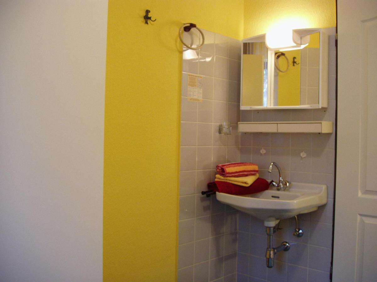 Chambre Simple avec Toilettes et Douche Communes