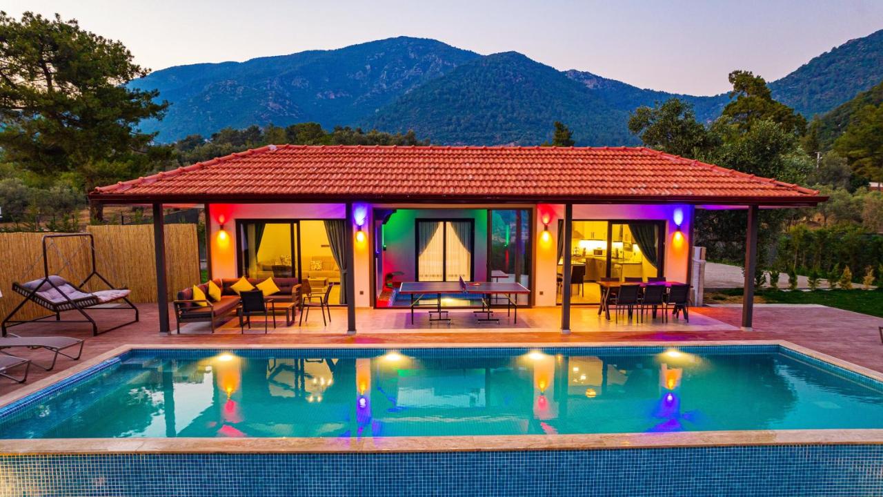 B&B Fethiye - Oreo - 3 Bedroom Holiday Villa with jaccuzi in Fethiye Yeşilüzümlü - Bed and Breakfast Fethiye