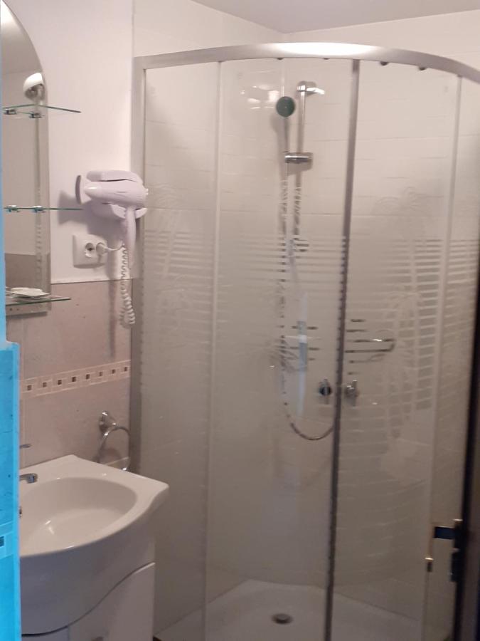 Dreibettzimmer mit Bad