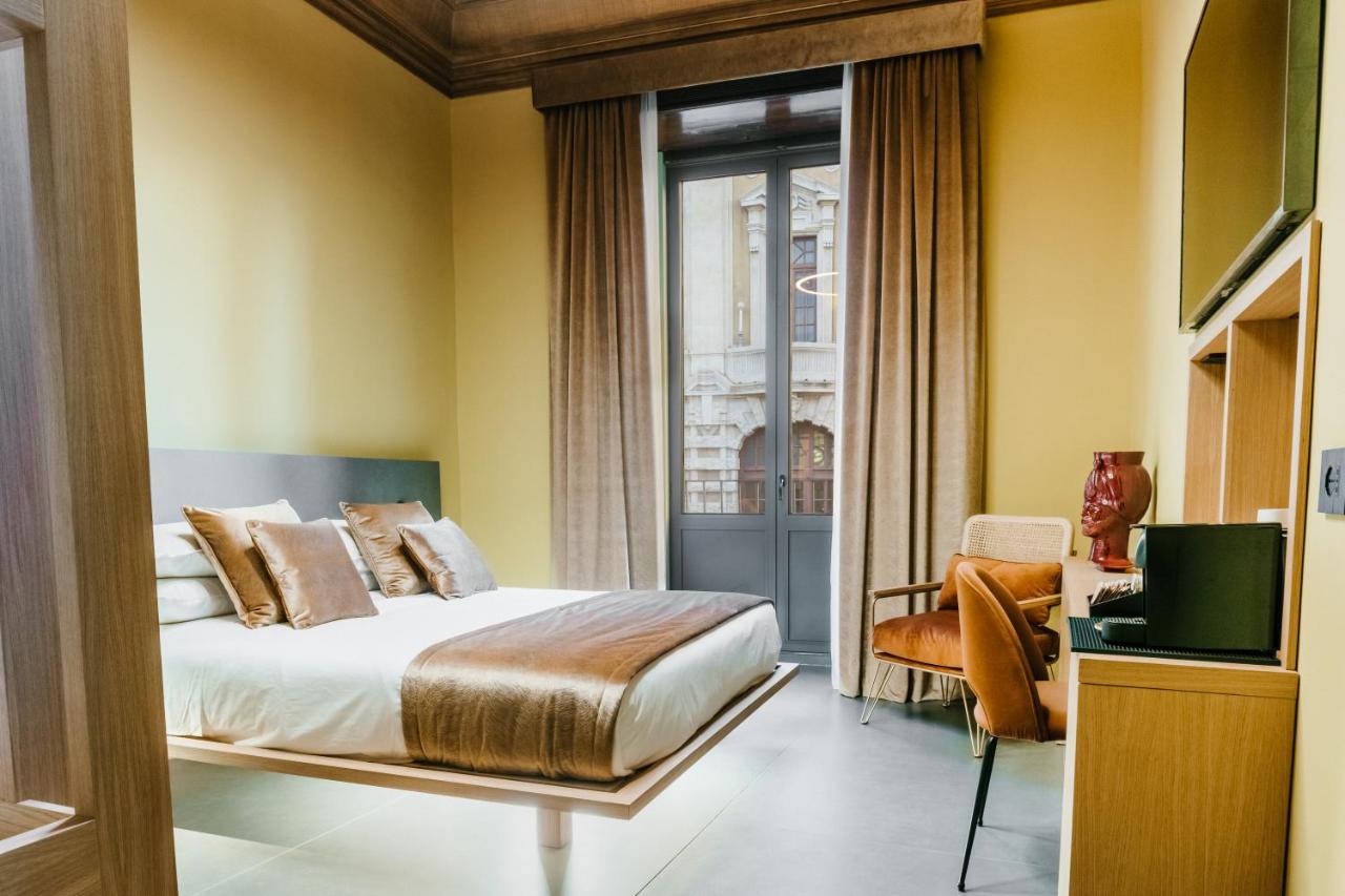 Habitación con cama extragrande y bañera de hidromasaje