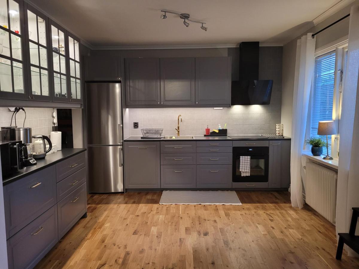 Lovely, spacious apartment with free parking - Chambres d’hôtes Sandviken