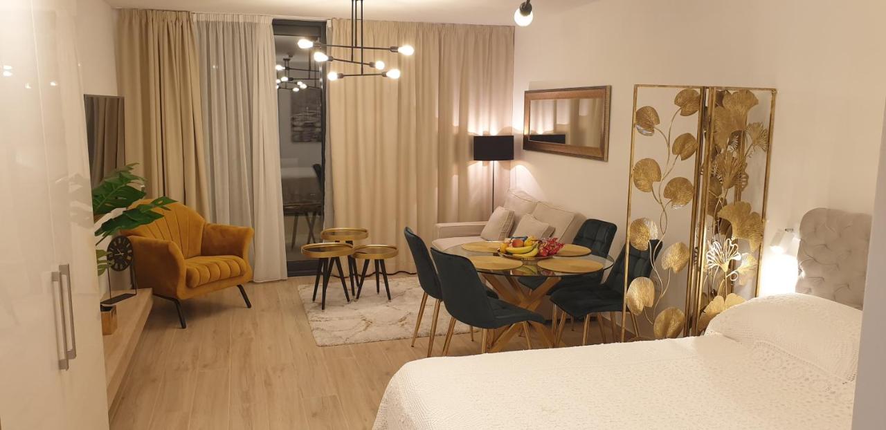 Golden Studio - private parking - B&B