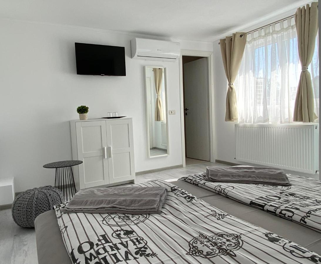 B&B Curtea de Arges - Four Rooms - Bed and Breakfast Curtea de Arges