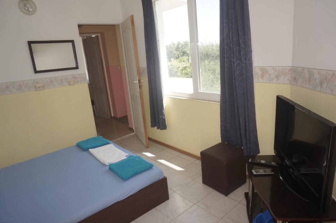 Habitación Triple con vistas al jardín