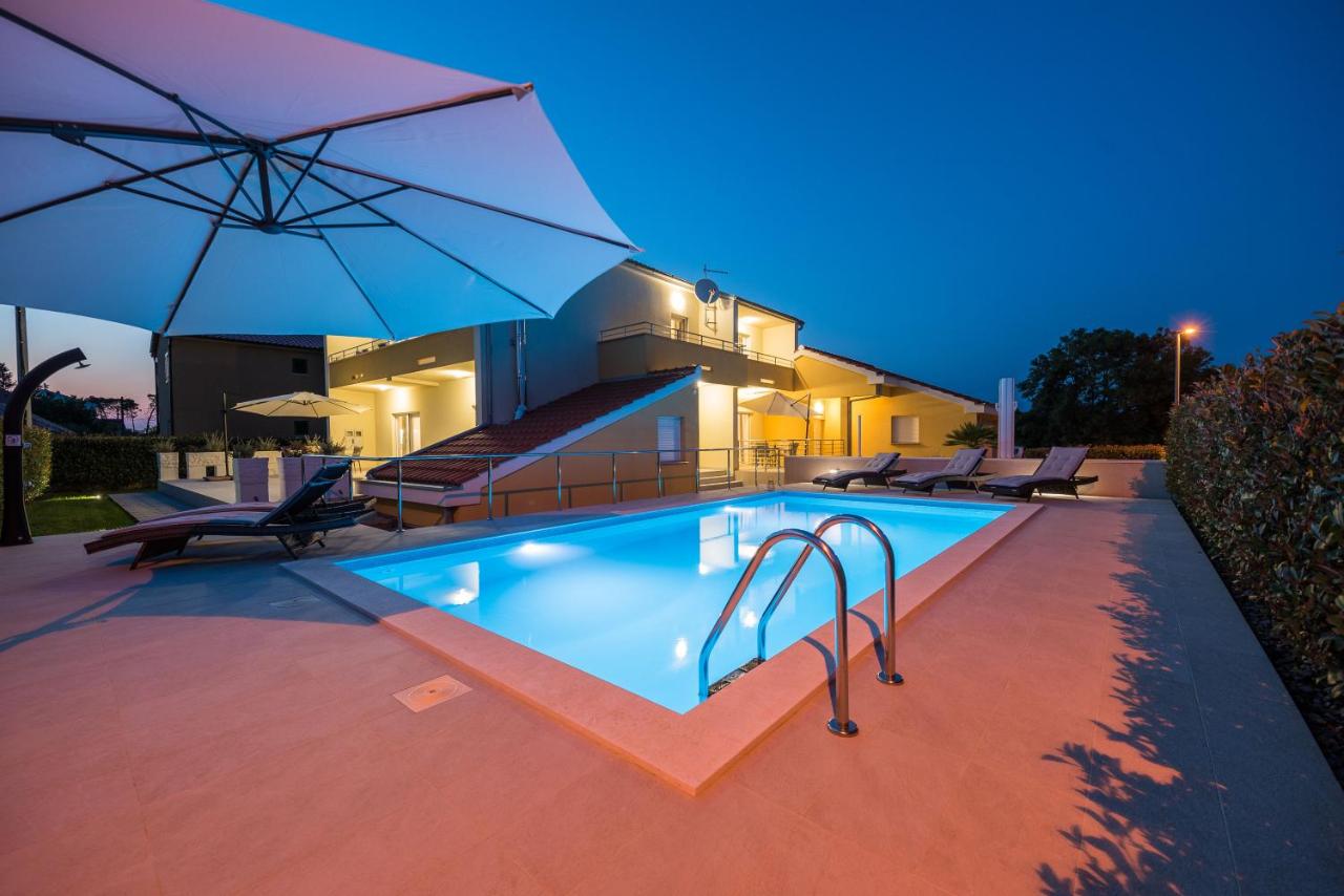 B&B Zara - Villa Petra s bazenom, roštiljem i parkingom - Bed and Breakfast Zara