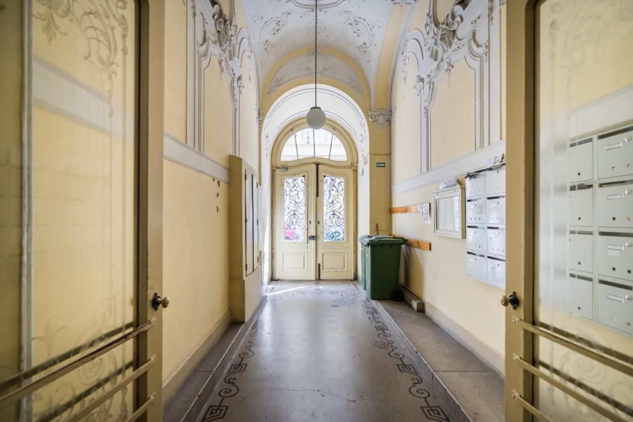 Amora Homes Basilica view Imperial Suite -SAS street -NEED RESERVATION FOR FREE PARKING - B&B Budapest