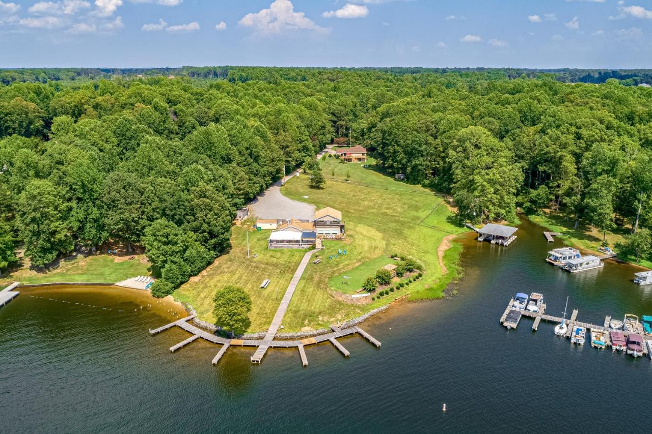 Five Bedroom Holiday Home