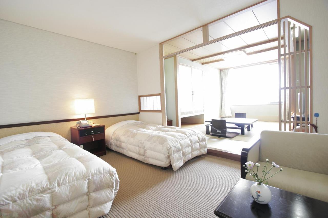Twin Room with Tatami Area with Lake View(Buffet Dinner & Breakfast Included)