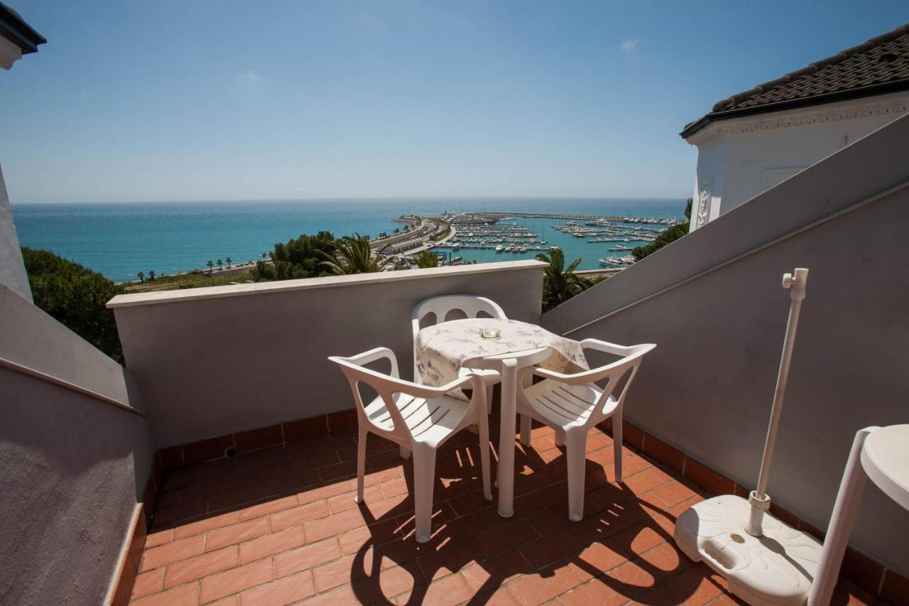 Monolocale con Balcone e Vista Mare - su 2 Livelli